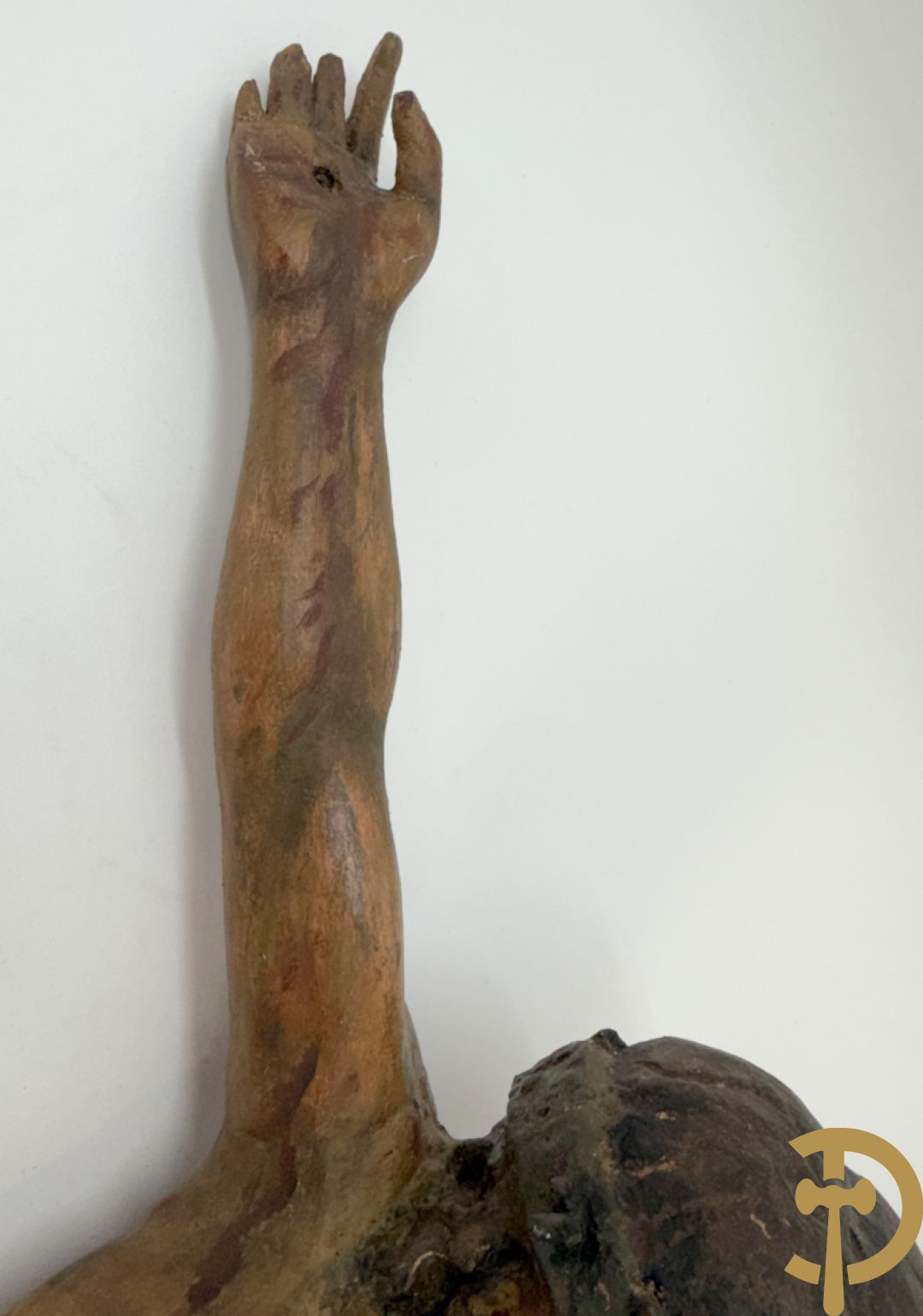 Twee houtgesculpteerde en gepolychromeerde corpussen