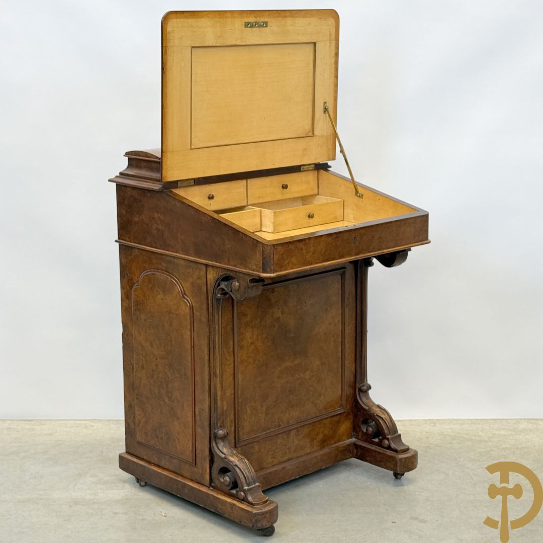 Wortelnotehouten Engels Davenportbureel met klep - zijdelings met deur en 4 ingebouwde lades