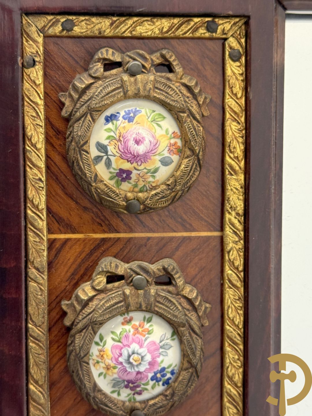 Notelaren console met porseleinen plakkettes met bloemen beschilderd en bronsbeslag + spiegel met porseleinen plakkettes