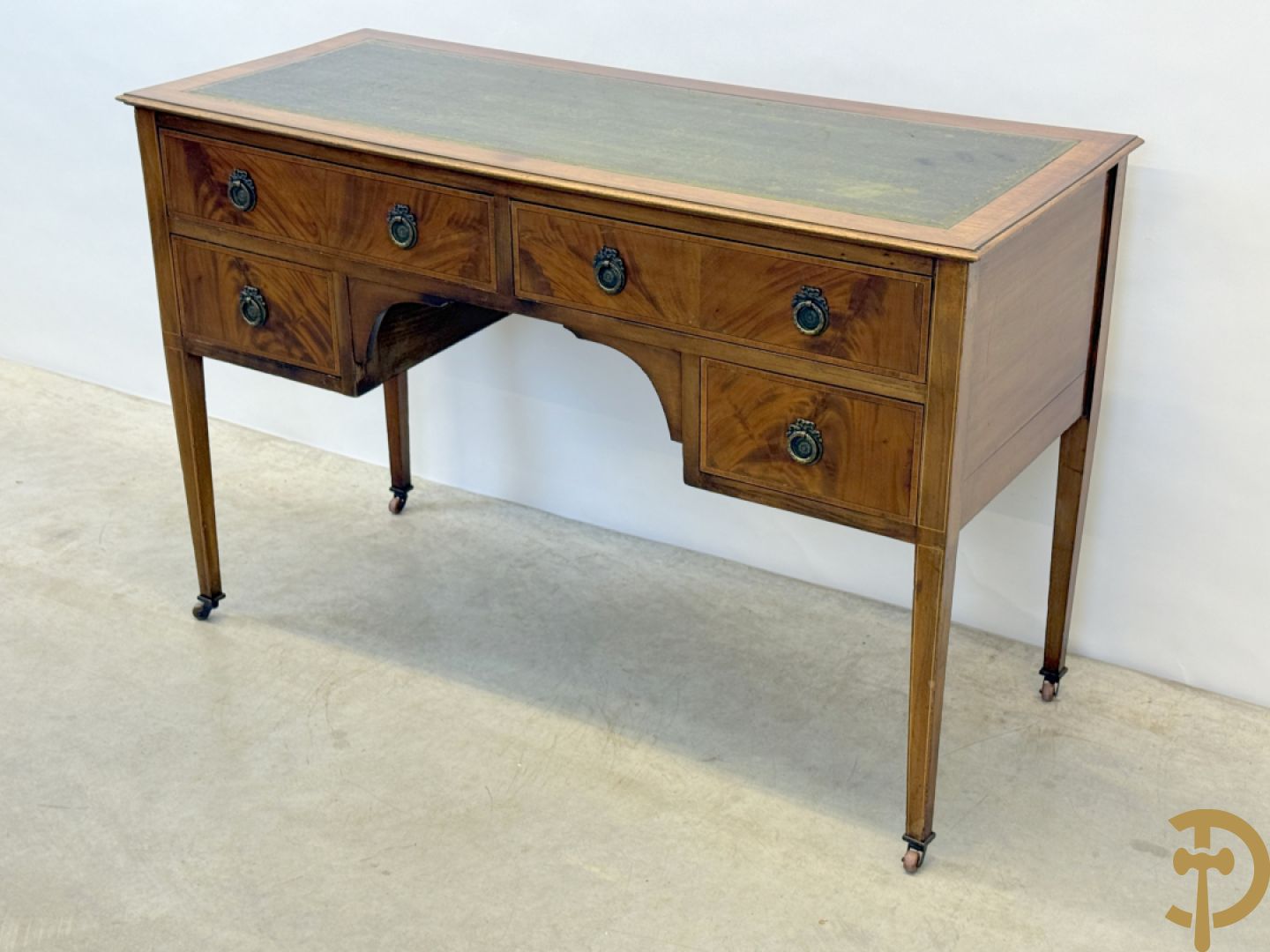 Engelse mahoniehouten opschiktafel met 4 lades op hoge pootjes