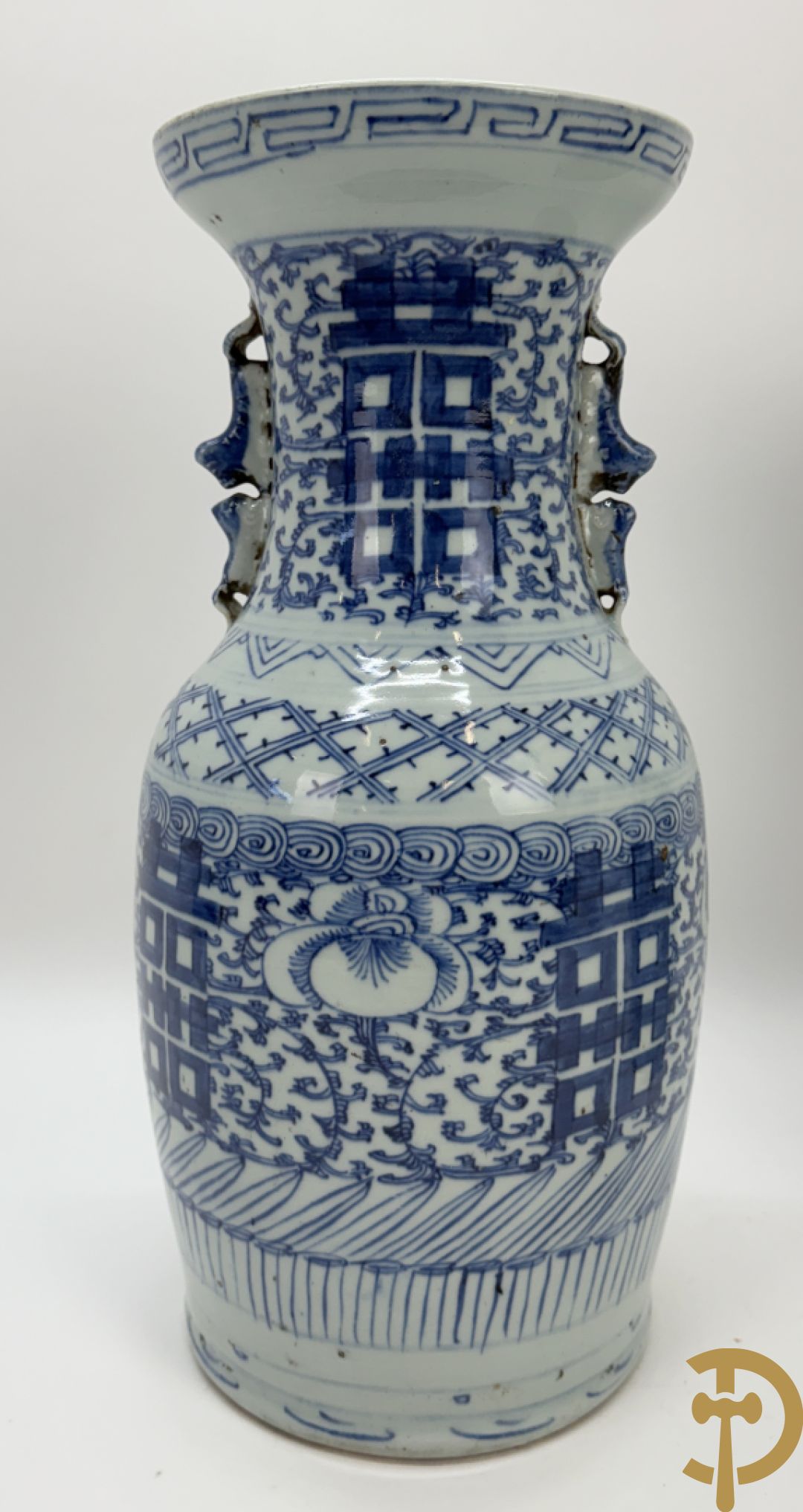 Paar blauw/witte Chinese porseleinen vazen met tekens en accanthusranken, 19e