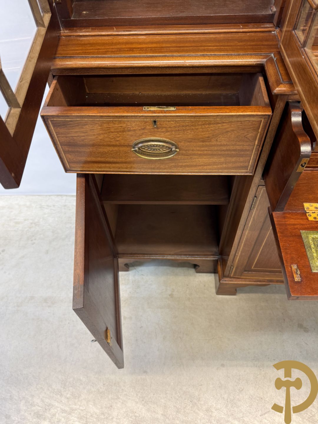 Notelaren Engelse stijl breakfront met ingebouwde secretaire, bovenaan met vitrine en decor van amfoorvazen op de deuren