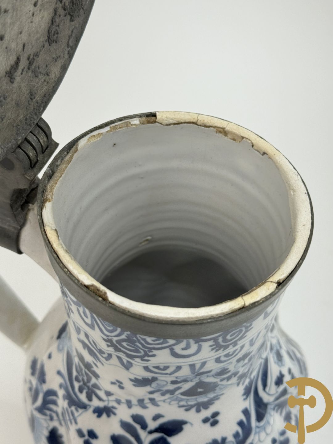 Delftse schenkkan met beschilderd bloemendecor en tinnen deksel + schenkkan in Delftse stijl, gemerkt onderaan BFK 66