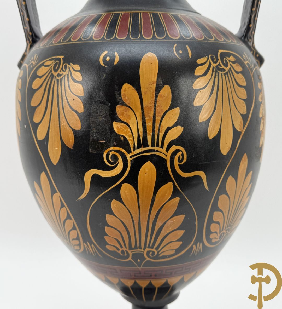 Amfoorvormige vaas in terra cotta met voorstellingen uit de Klassieke oudheid, Griekse stijl