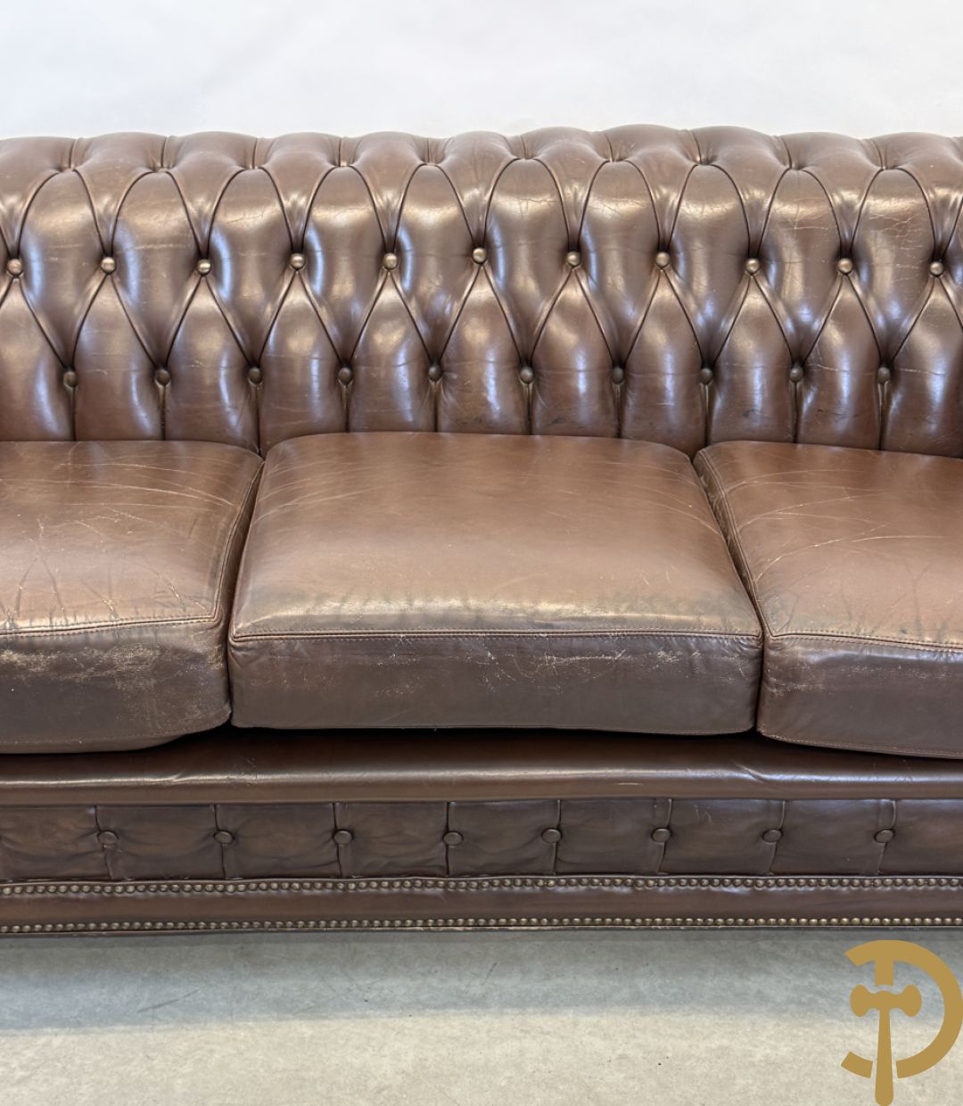 Bruin lederen driezit en club chesterfield