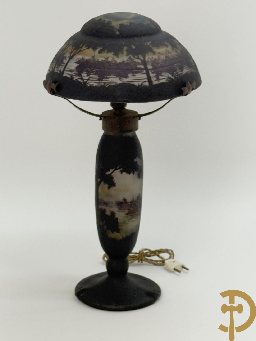 Pate de verre lampadaire Art Deco met geïriseerd lanschapsdecor, Müller Frères Luneville getekend