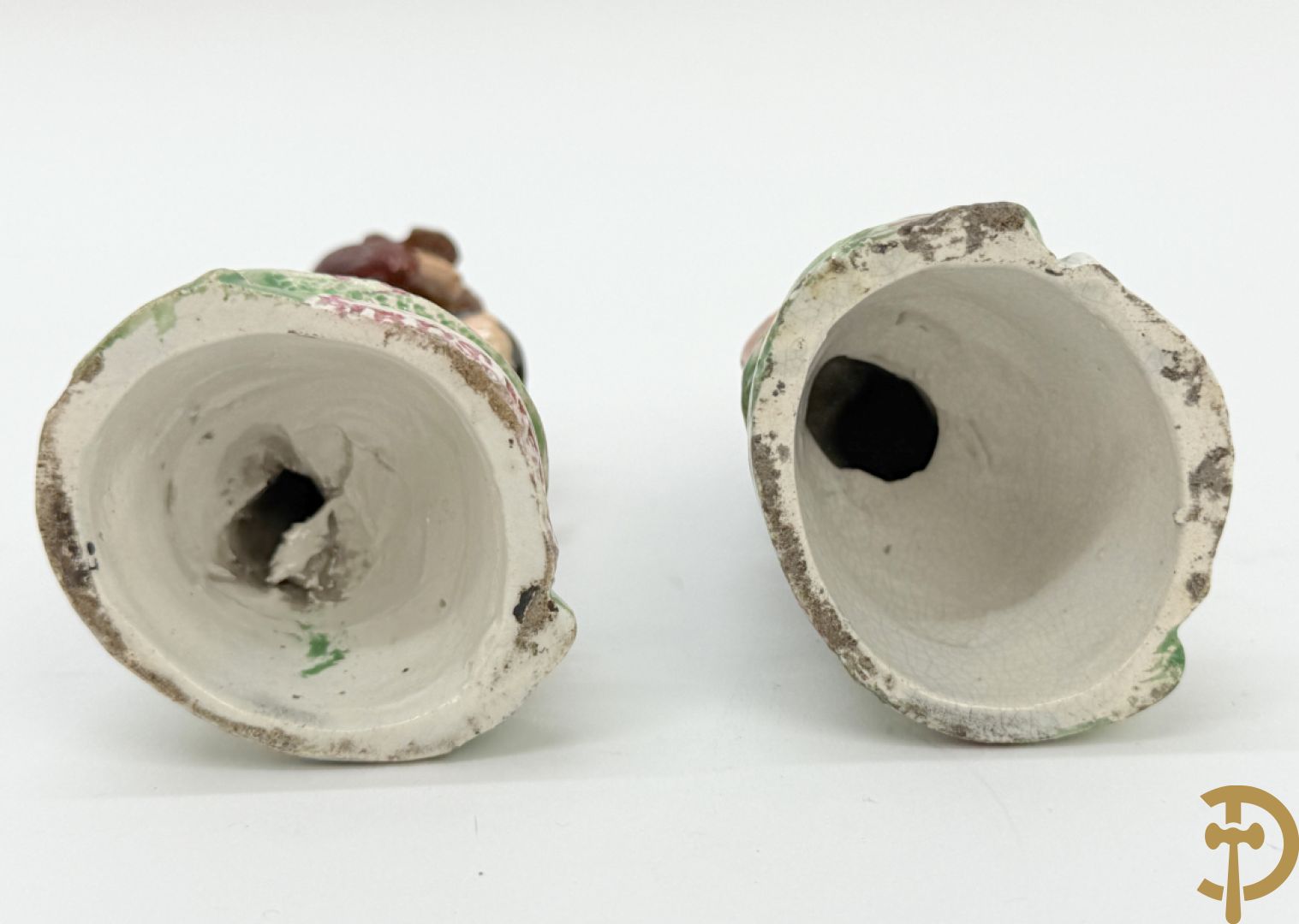 Twee Engelse meerkleurige keramieken sierstukken met personages + vier koppels Engelse biscuits + waterdrager in Royal Dux + 2 houtsculpturen