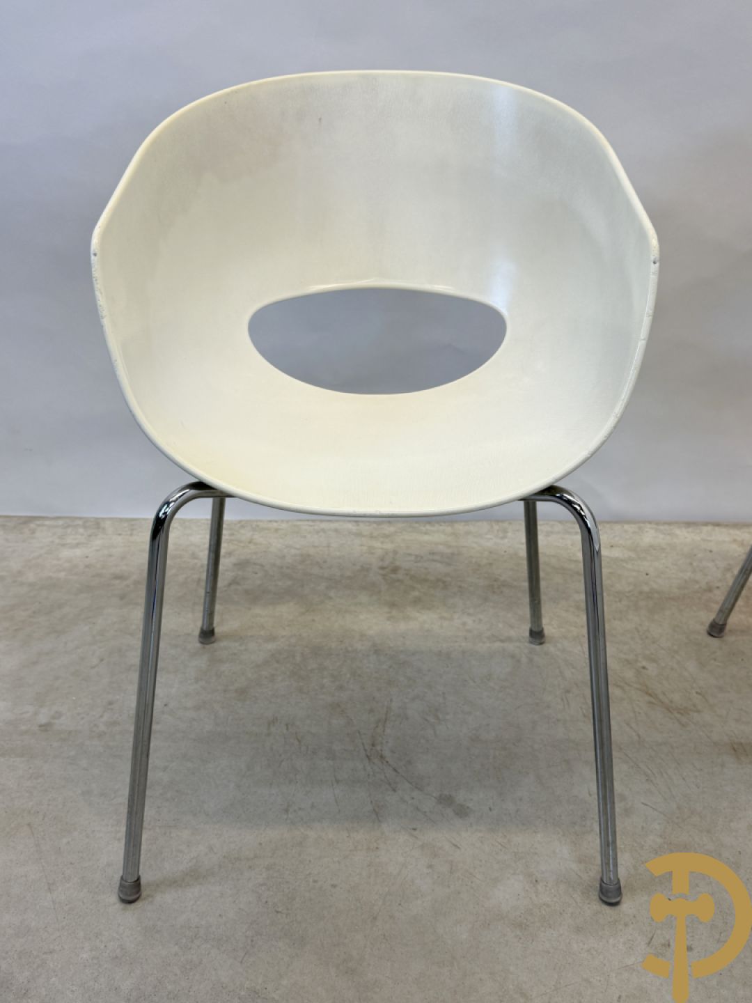 Twee witte vintage stoelen op chromé onderstel, Sintesi Orbit Large ontworpen door Cantarutti
