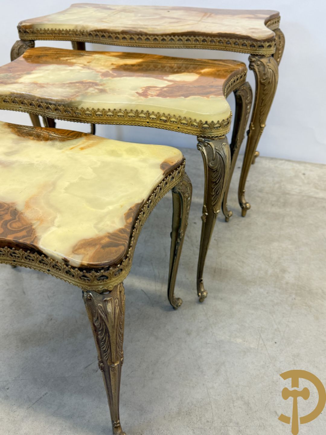 Drie cigognetafels met onix marmeren blad op koperen voluutvormige poten + 2 bijzettafeltjes op koperen voet