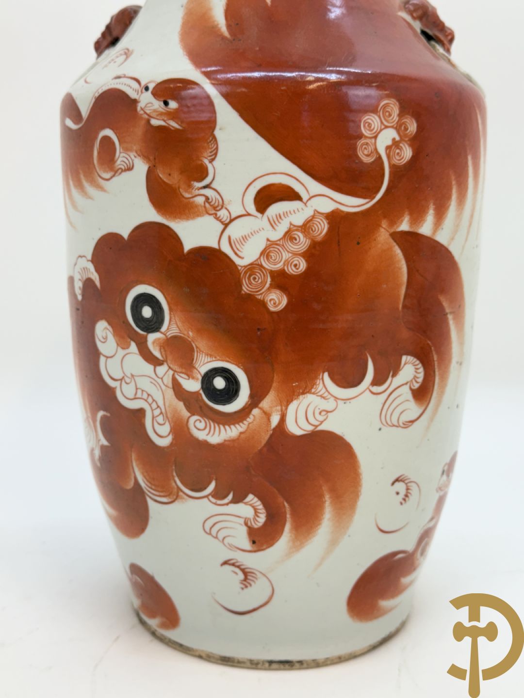 Chinese porseleinen vaas met decor van fo honden + Dekselpotiche in Chinees porselein met geanimeerd decor van dames in landschap