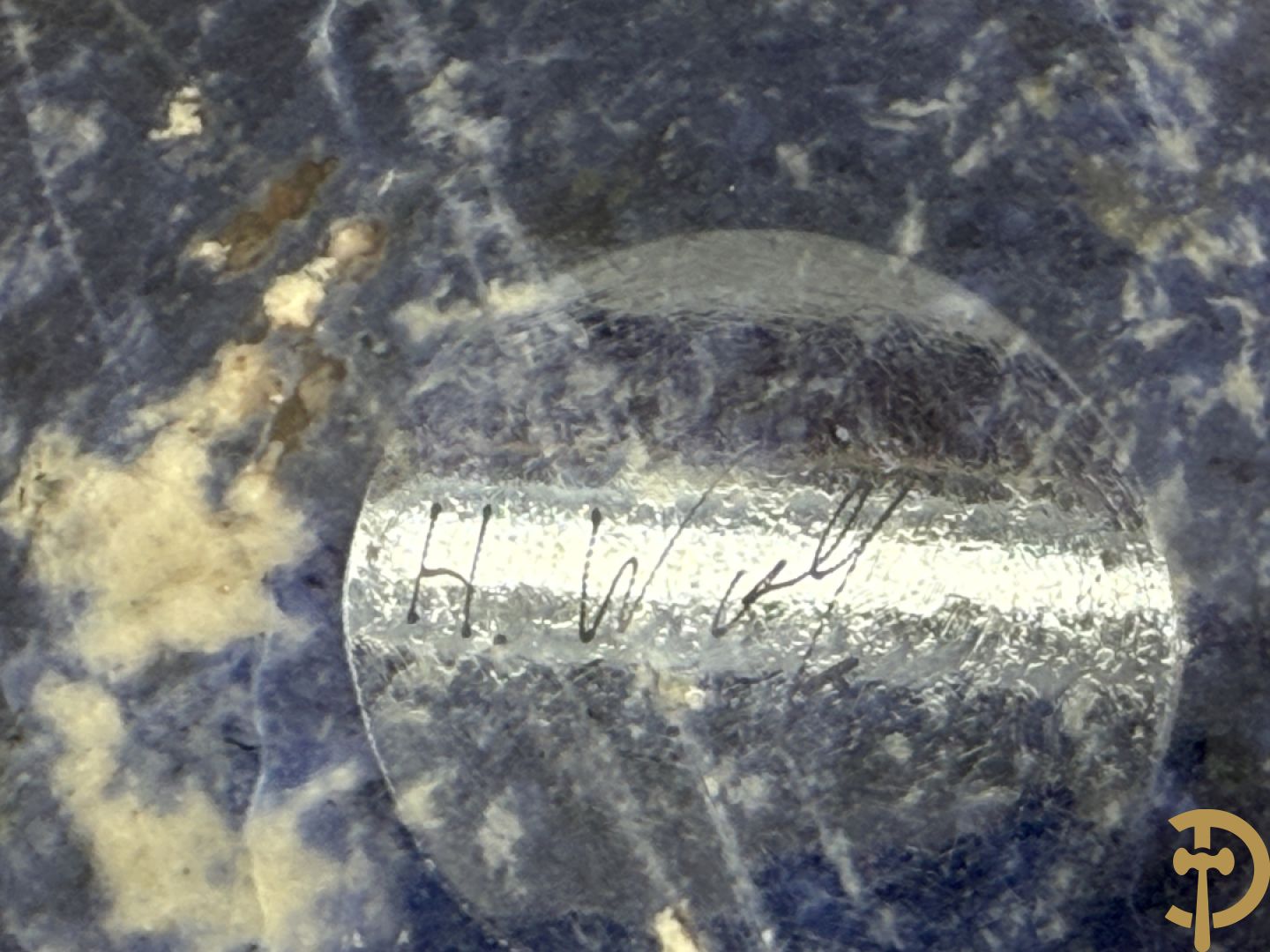 Wolf Helmut (getekend onderaan) Gepolierde schaal/bowl van blauw/wit sodaliet met golvende rand onder getekend WOLF H. (Steinbildhauer, Edelsteingestalter, aus Kirschweiler, Idar-Oberstein),