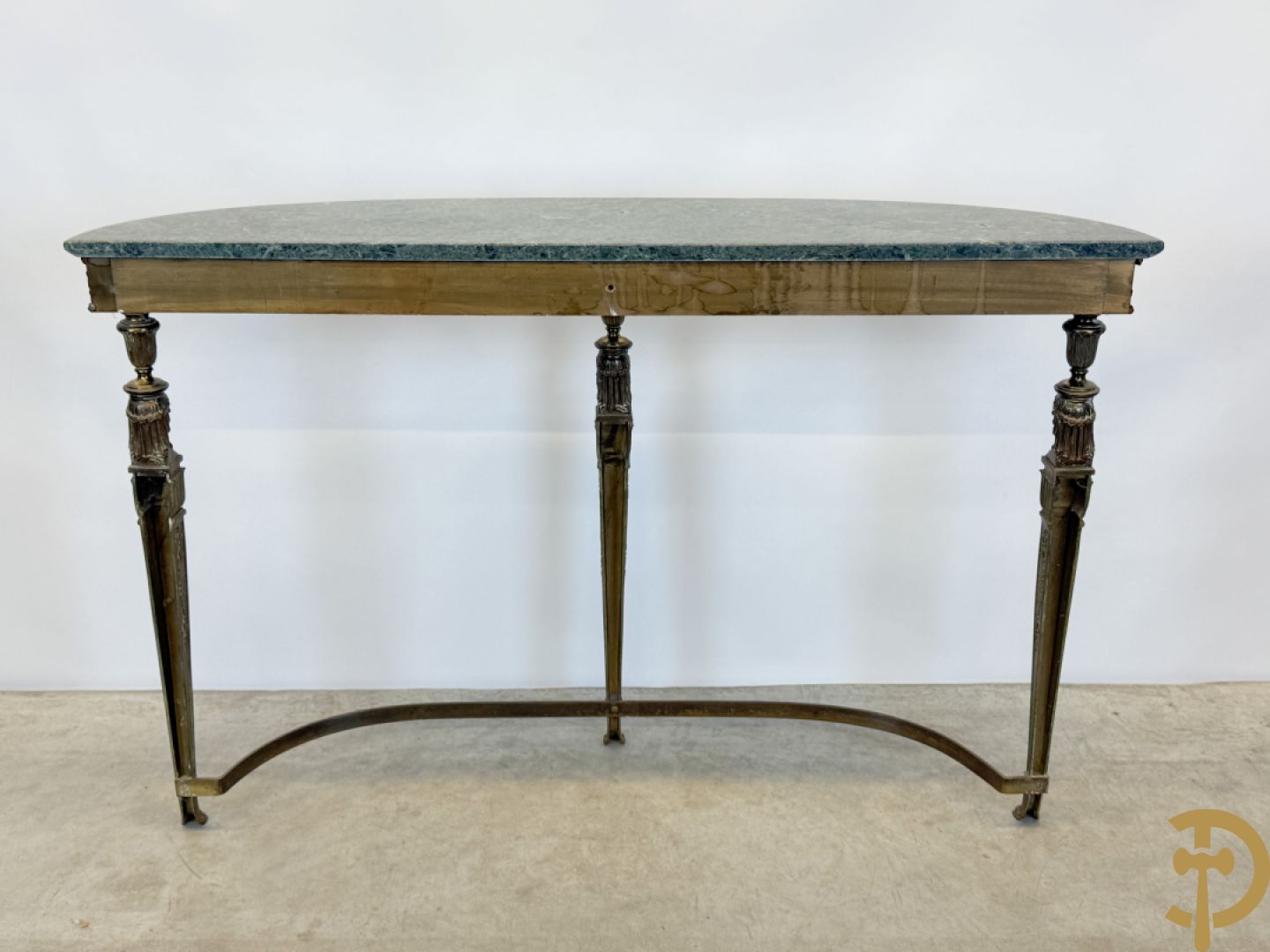 Console op bronzen poten met dameshoofden bezet, bovenaan met groen marmeren blad