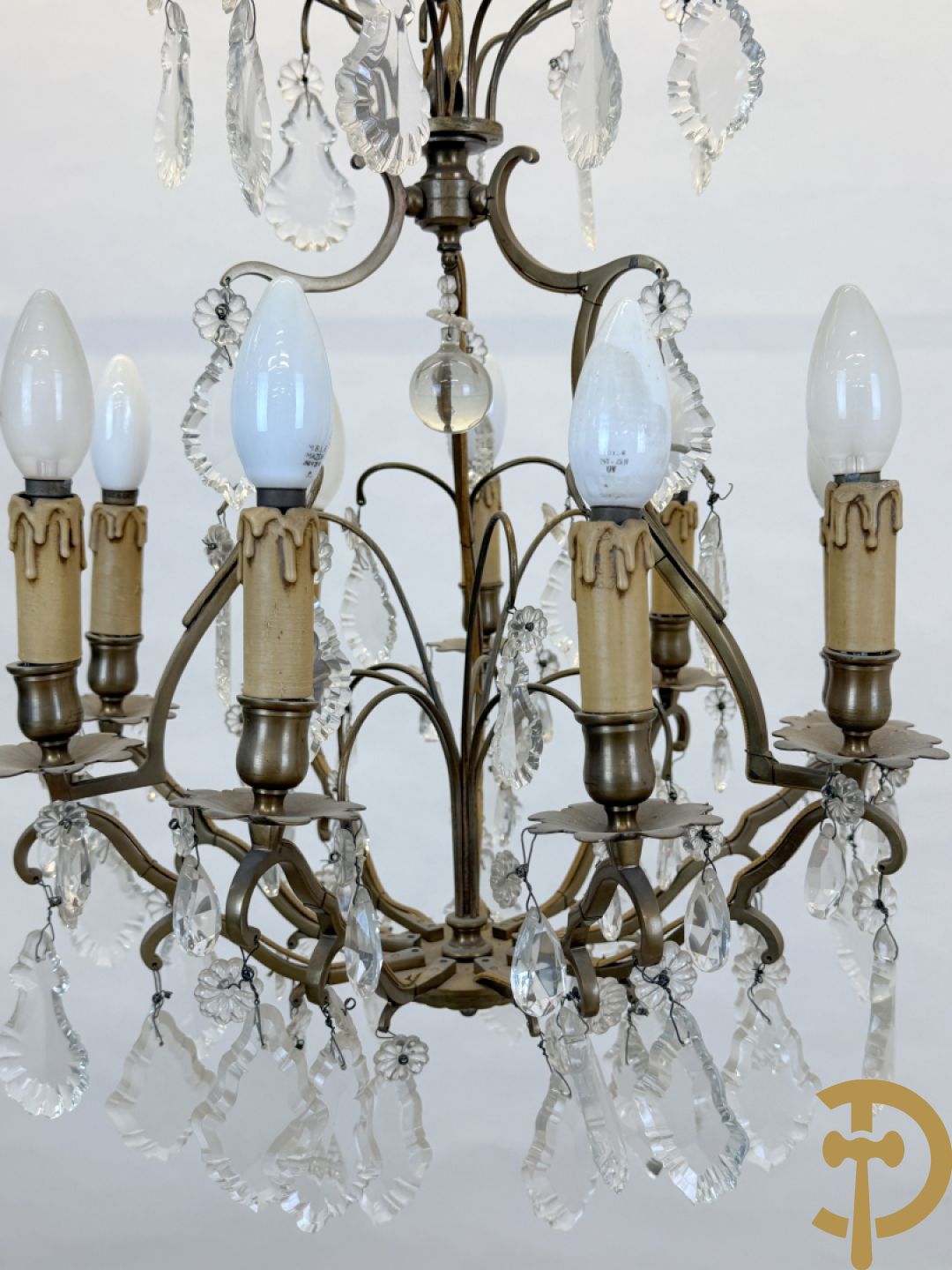 Franse koperen luchter met 8 lichtpunten en kristallen bellen op koperen chassis