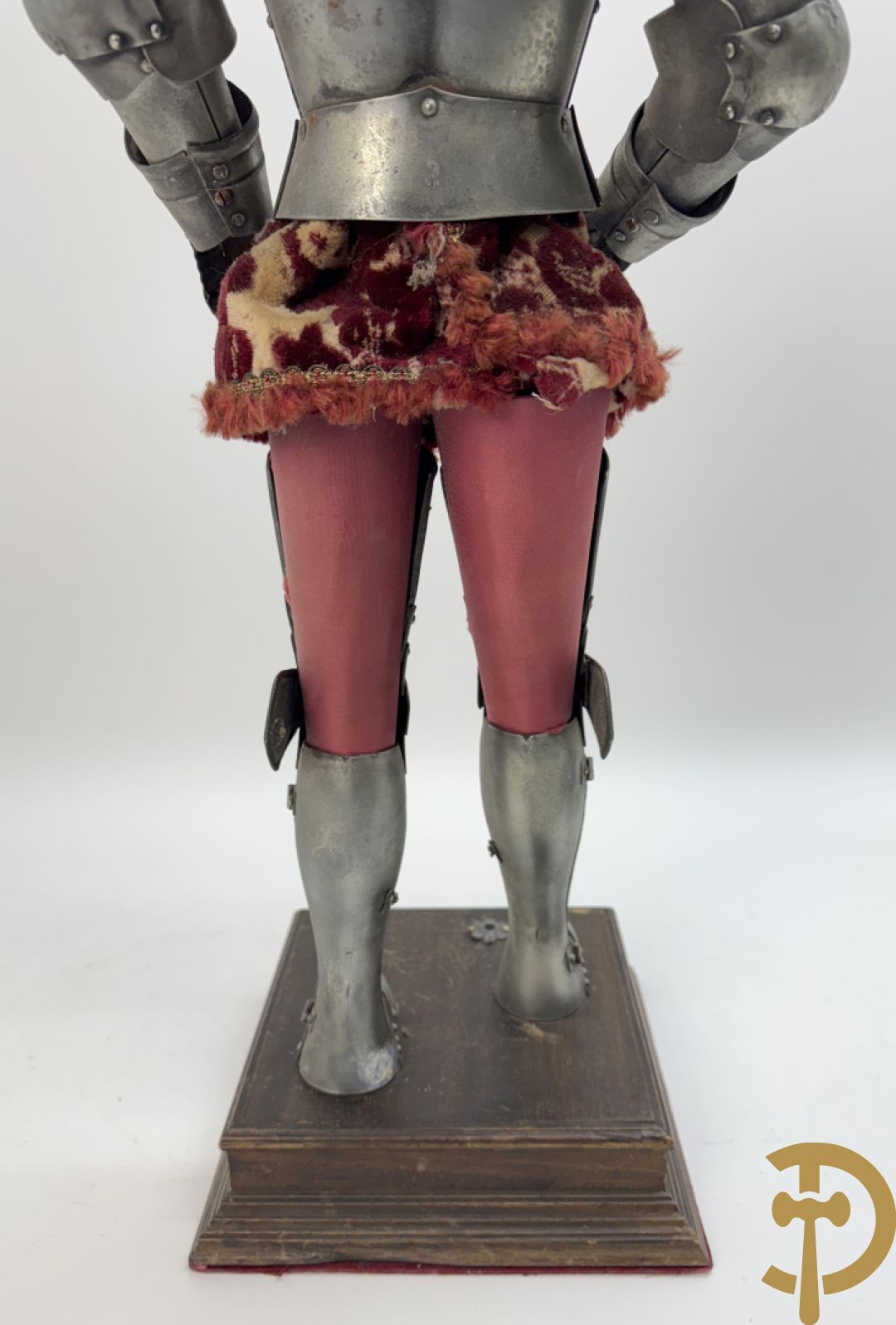 Miniatuur harnas met terra cotta hoofdje in helm op houten voet