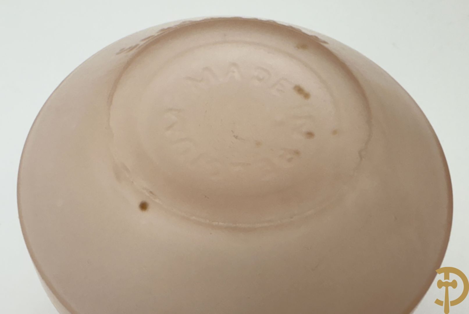 Geperste glazen Art deco vaas, Scailmont H.H. gemerkt  (Henri Heemkerk) + pique fleur in geperst glas met bloemenmotieven Scailmont gemerkt