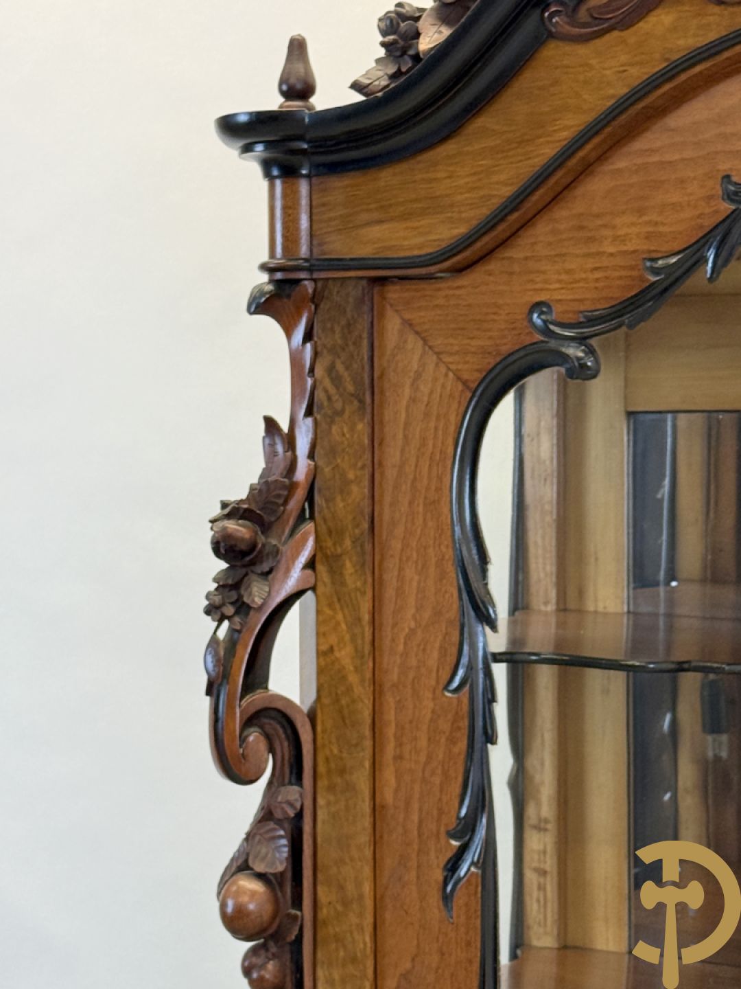 Franse notelaren vitrine met Louis XV motieven en fruitranken, bovenaan bezet met amfoor, 19e