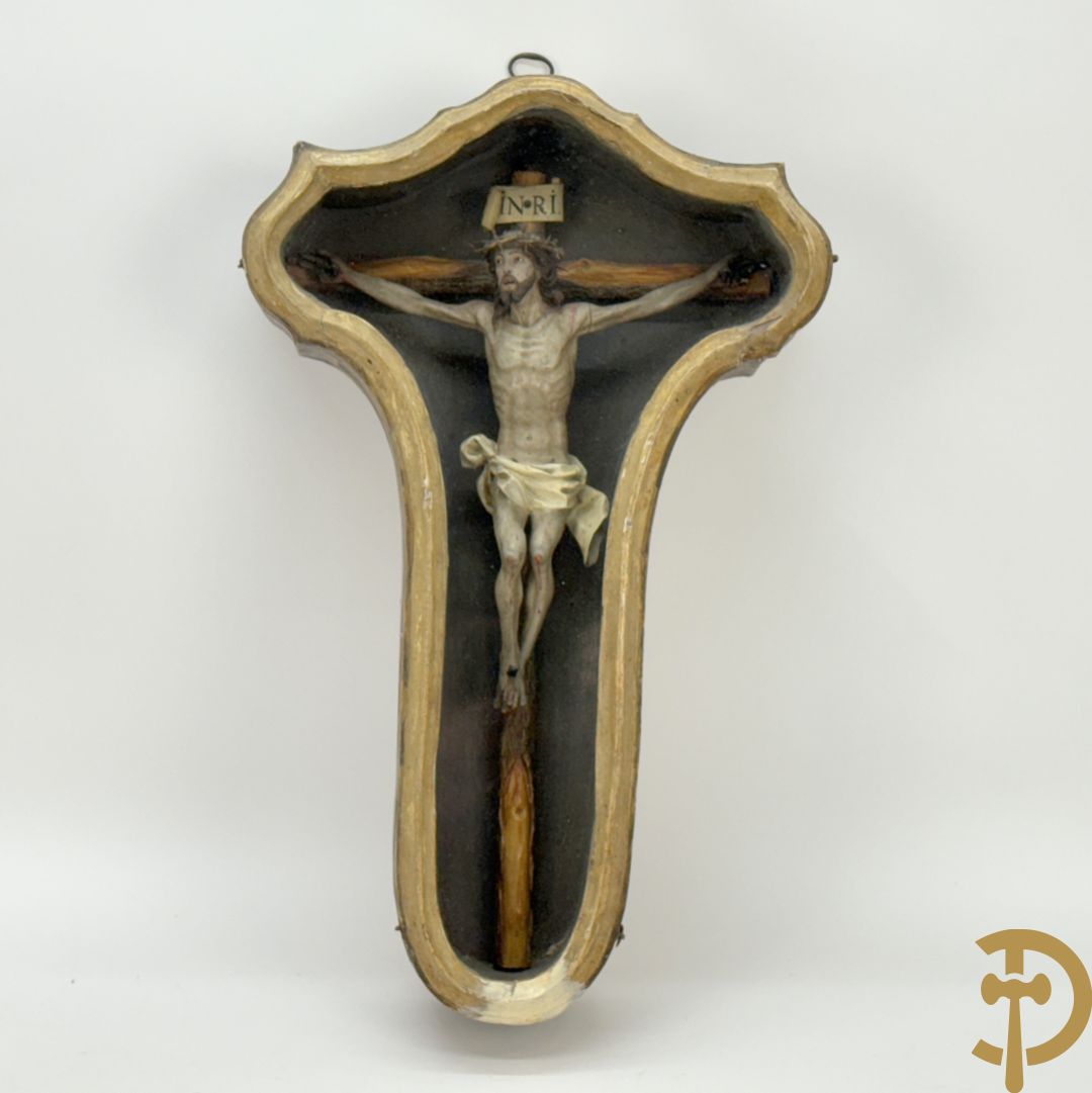 Houtgesculpteerde en gepolychromeerde Christus aan het kruis in openklapbaar gespolychromeerd kastje