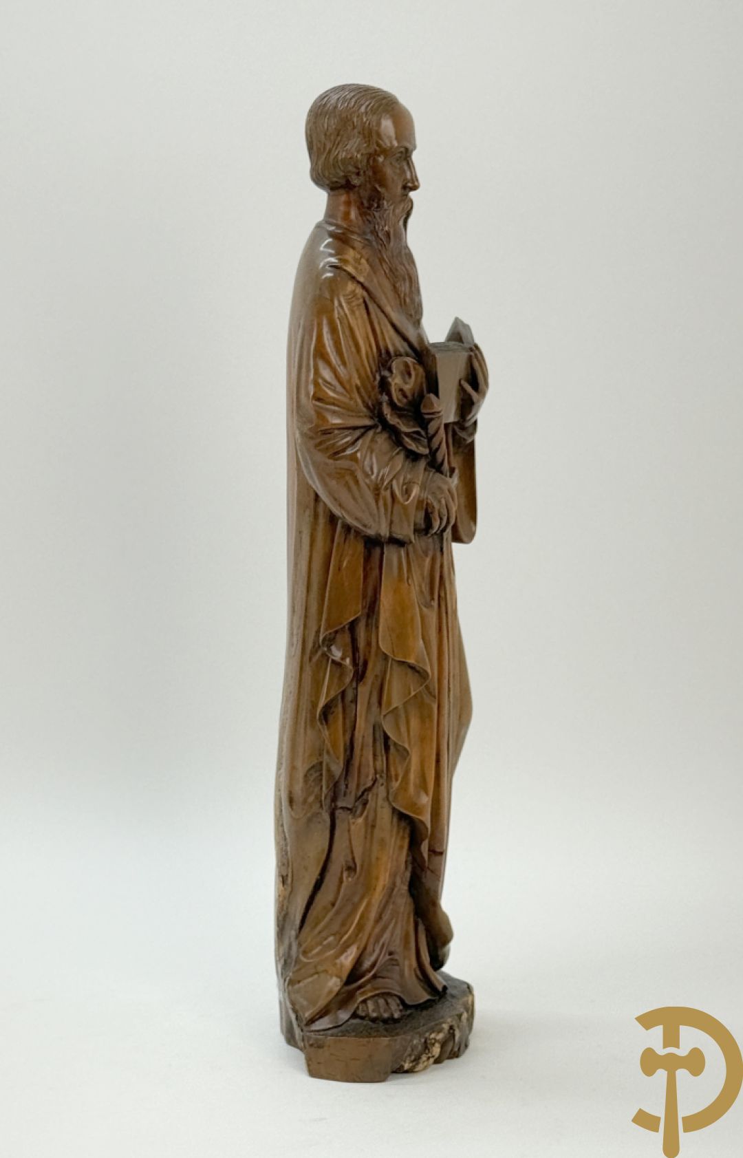 Houtsculptuur van evangelist met zwaard