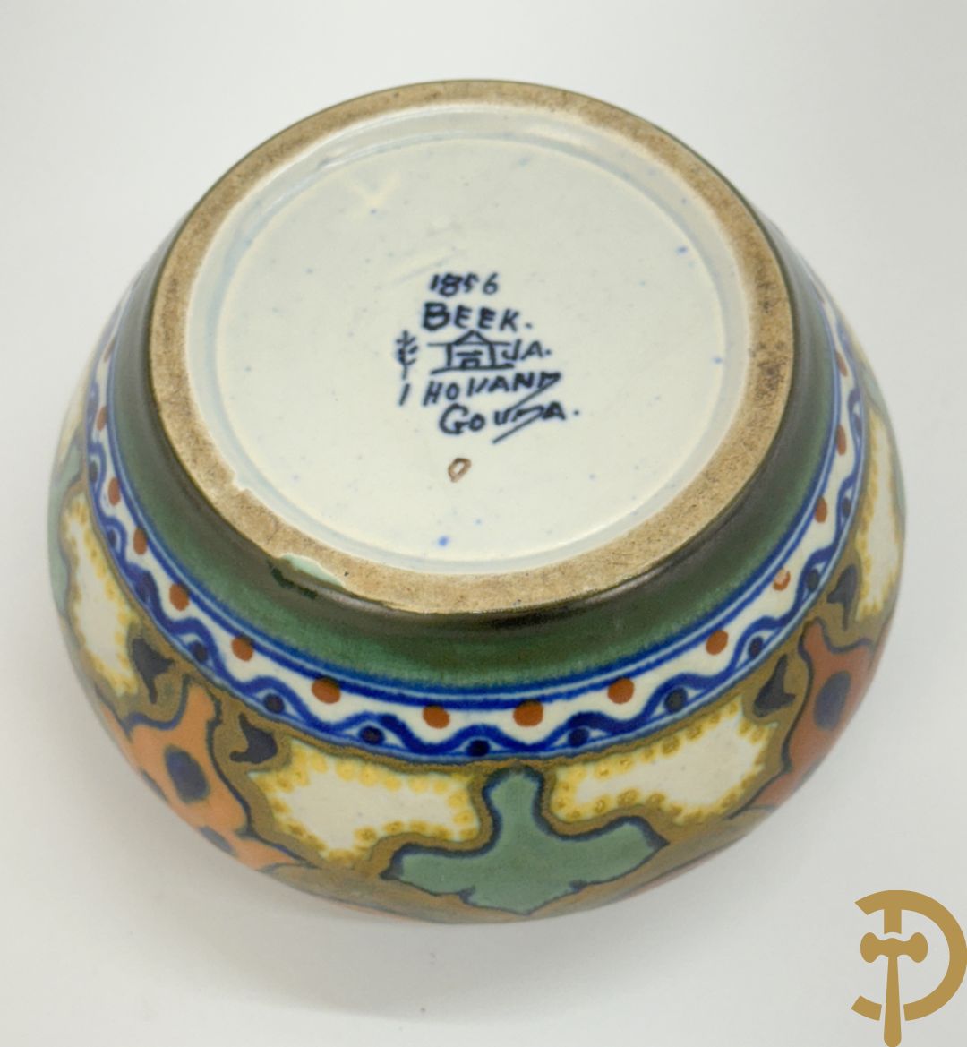 Drie borden in meerkleurige Gouda faience + kandelaar in Gouda faience + 2 vazen in Gouda + bonbonnière Gouda + vaasje Bergen