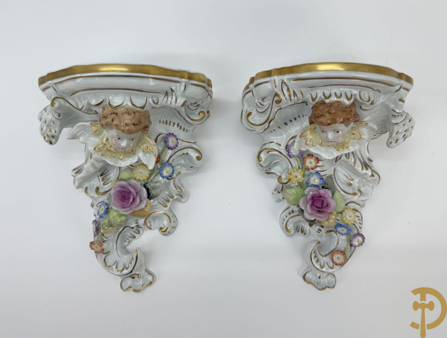 Paar porseleienen consooltjes met cupido