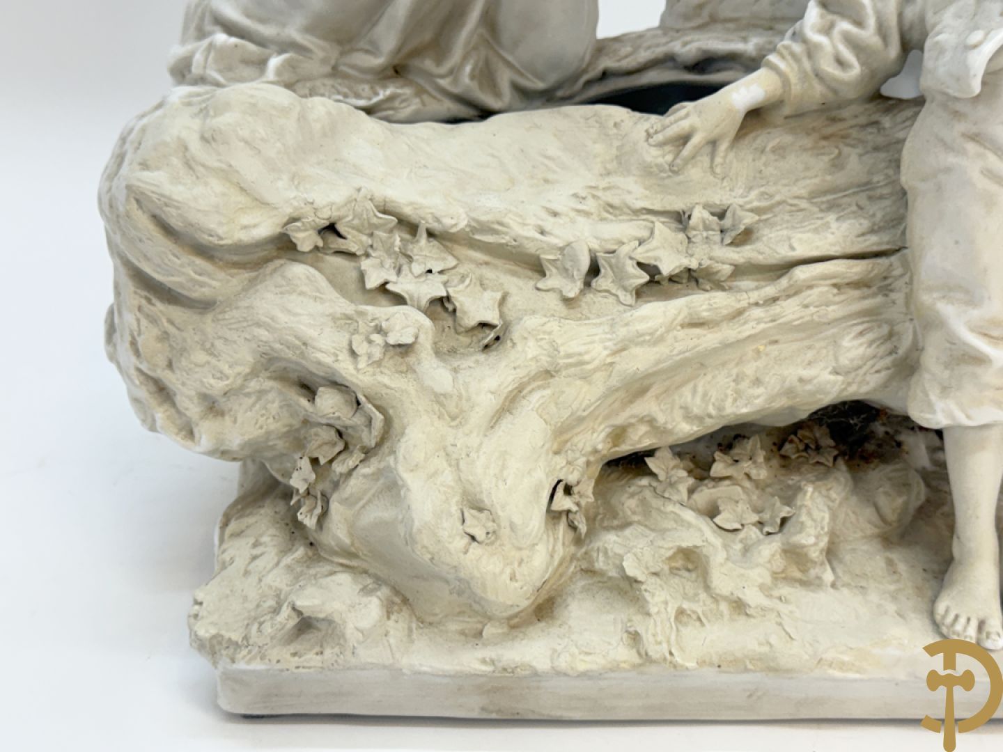 Ongetekend, witte biscuit van jongen en meisje bij boomstronk