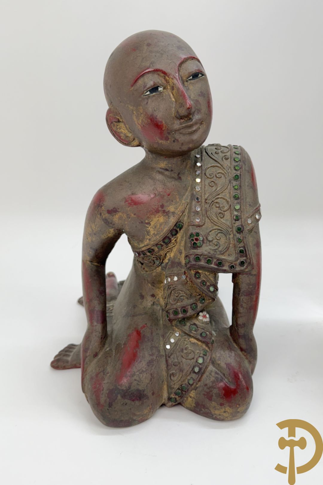 Negen houtgesculpteerde boedhistische figuren waarvan enkele verguld