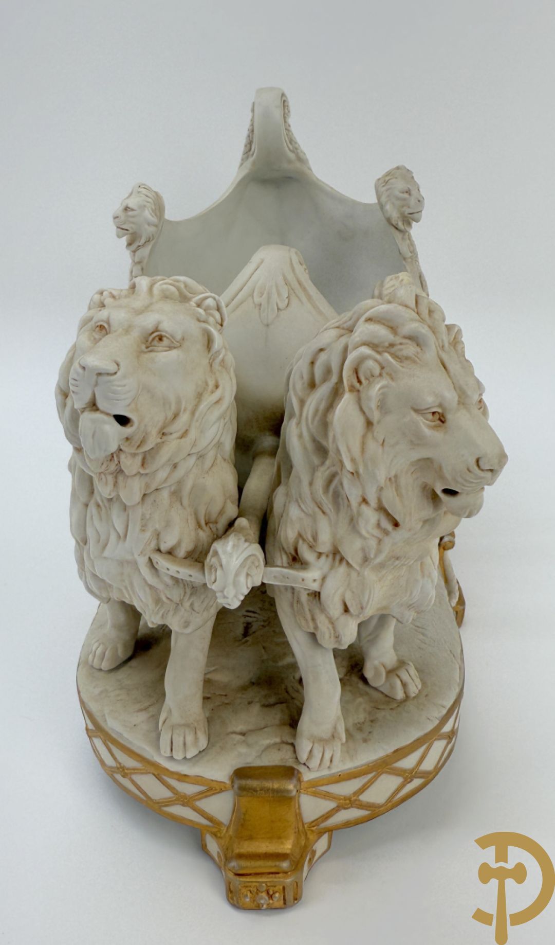 Biscuit beeld met leeuwen trekkende een open koets, getekend onderaan