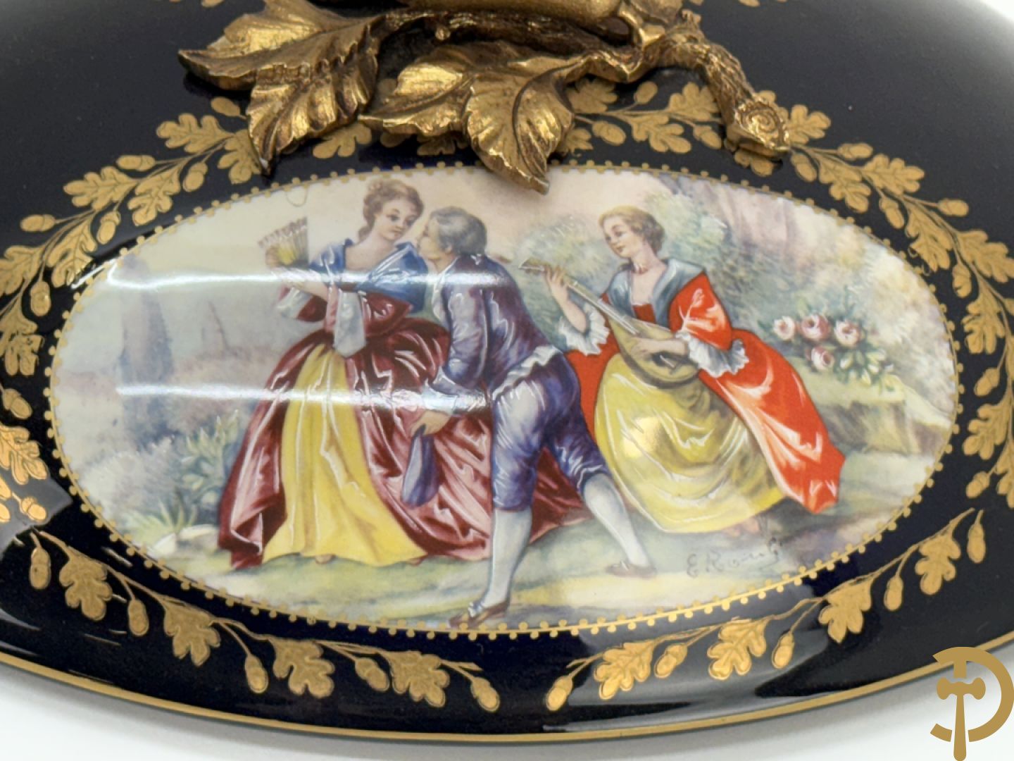 ROULI E. getekend, donkerblauwe Sèvres stijl coupe met deksel op onderschaal en bezet met bronzen ornamenten, gemerkt ACF onderaan