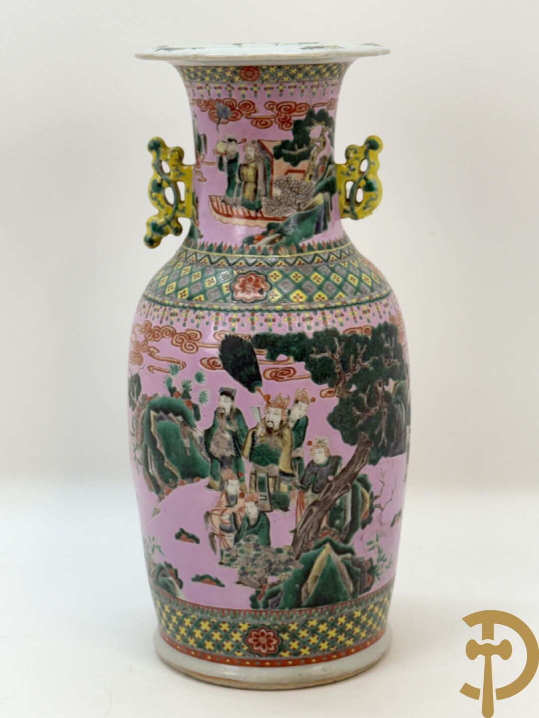 Chinese porseleinen meerkleurige vaas met decor van wijsgeren in landschap