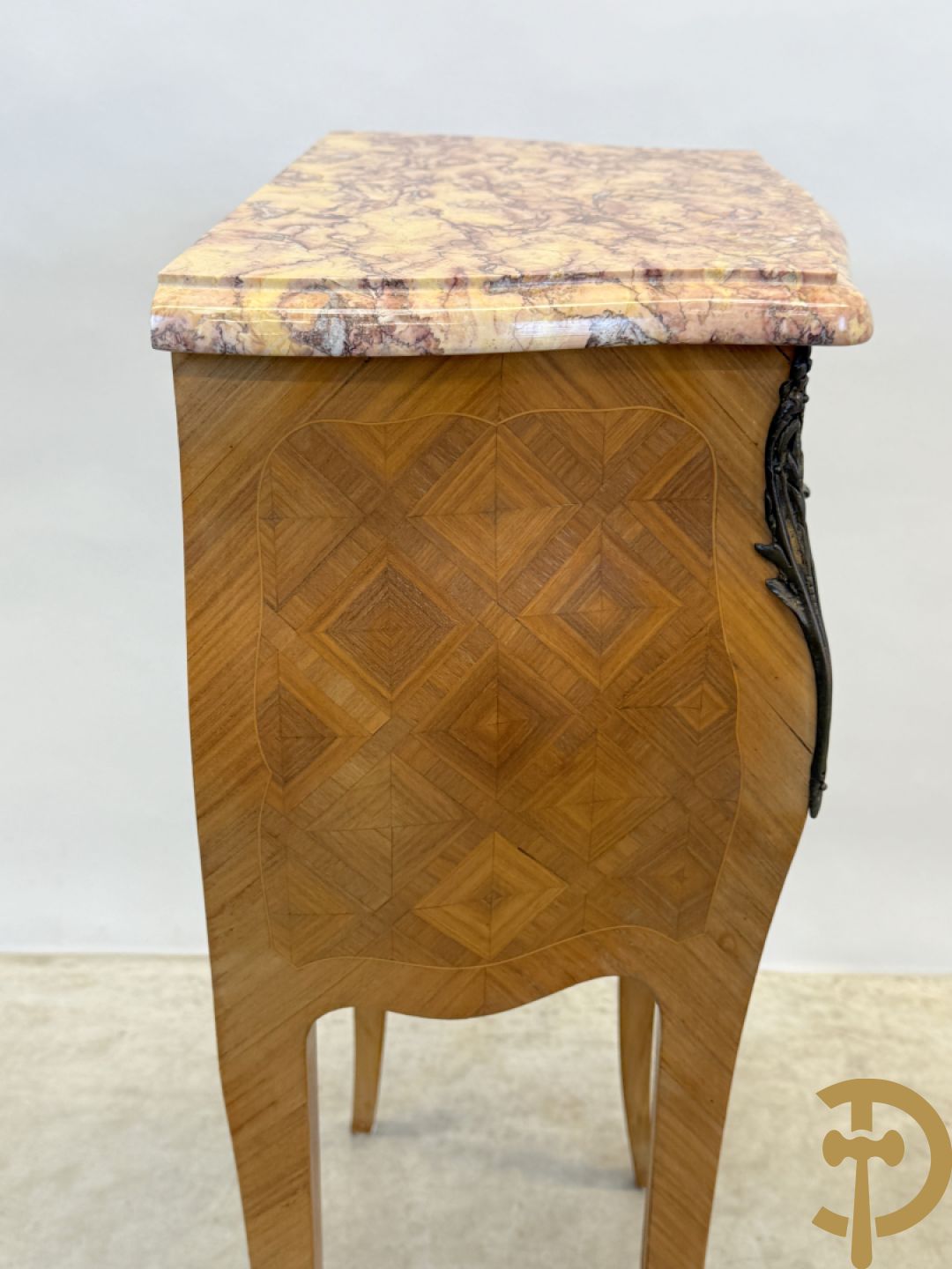 Paar notelaren bijzetkastjes met 2 lades en bezet met bronsbeslag, bovenaan met marmeren blad, op voluutvormige poten