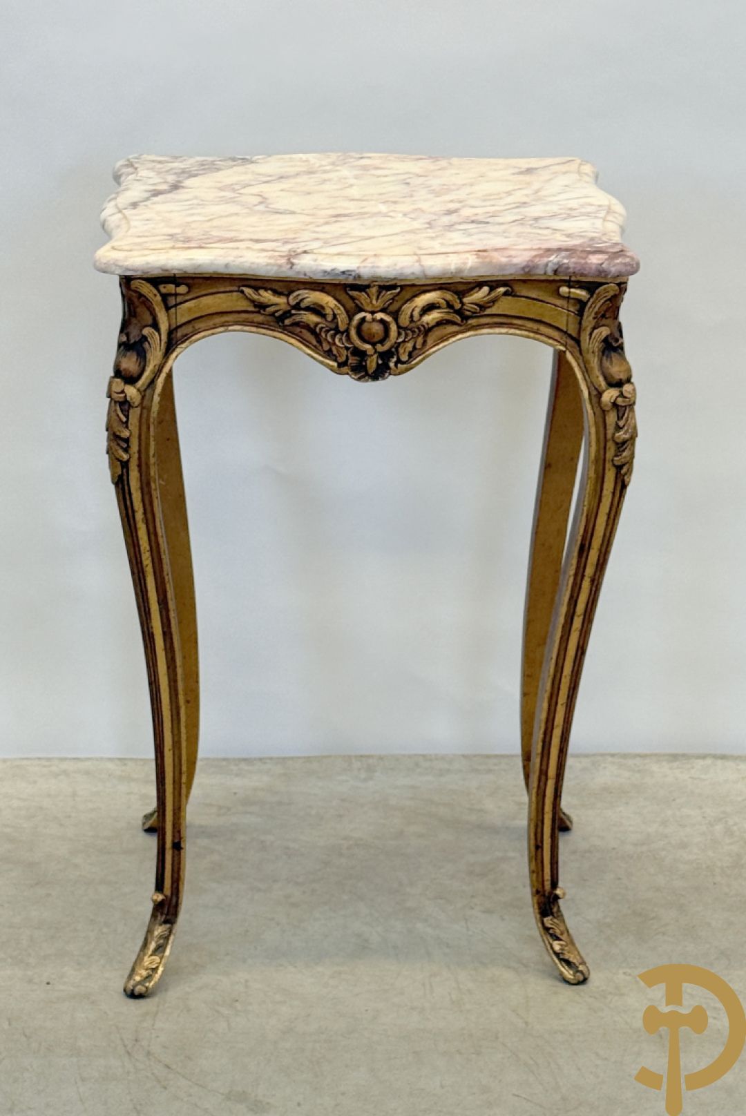 Vergulde bijzettafel met wit marmeren blad op voluutvormige poten, Louis XV stijl
