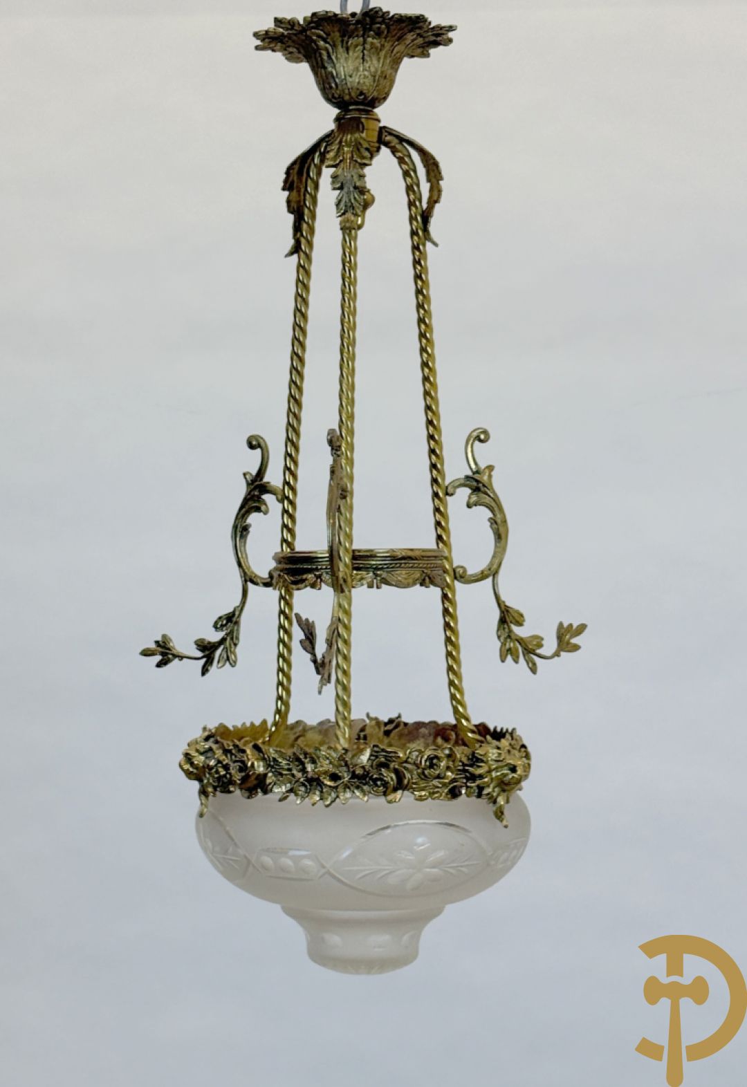 Bronzen hall lantaarn met centrale coupe bezet met bloemen- en dierenkoppen