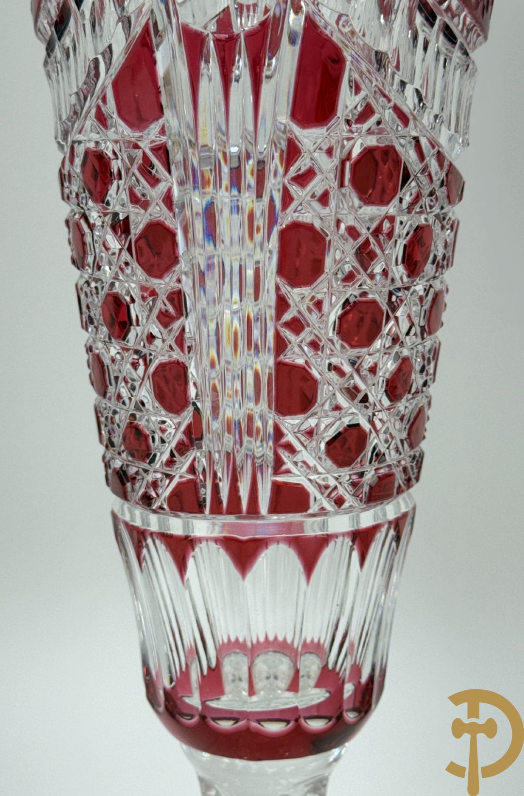 Paar rood kristallen geslepen Boheemse vazen met bloemendecor