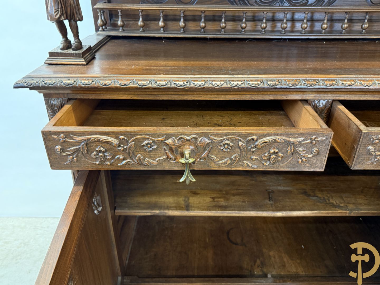 Massief eiken Bretoense eetkamer bestaande uit buffet met 3 deuren boven, 2 deuren onder, lades midden en gesculpteerde geanimeerde scènes + desserte + uittrekbare tafel + 6 stoelen + extra allonge