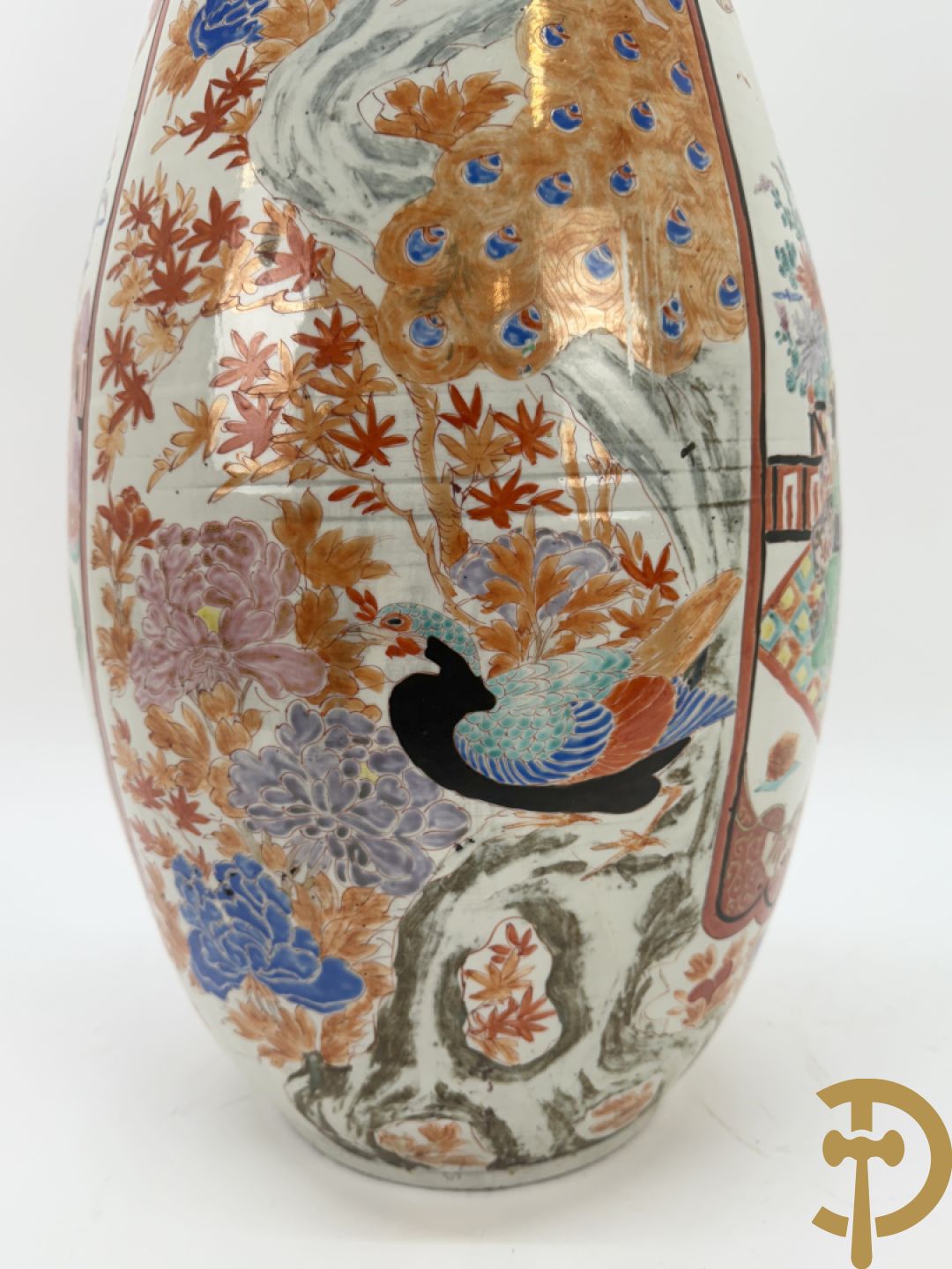 Paar Japanse porseleinen waaiervazen met bloemen en geanimeerd decor