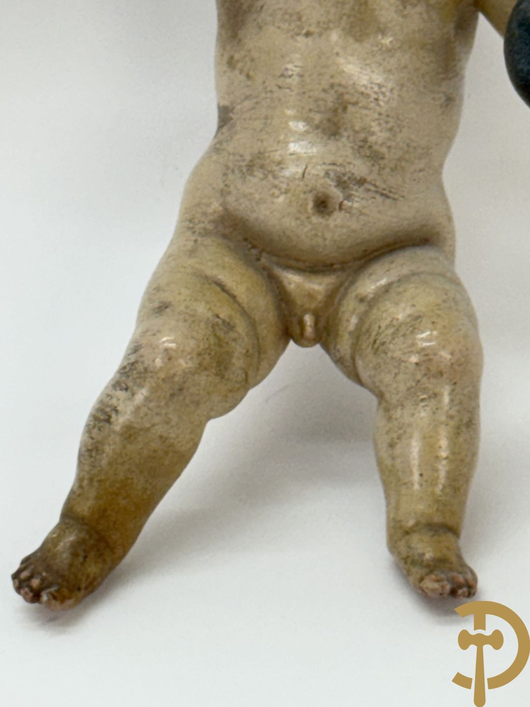 Gepolychromeerde houtsculptuur van kind Jezus met bol, 19e