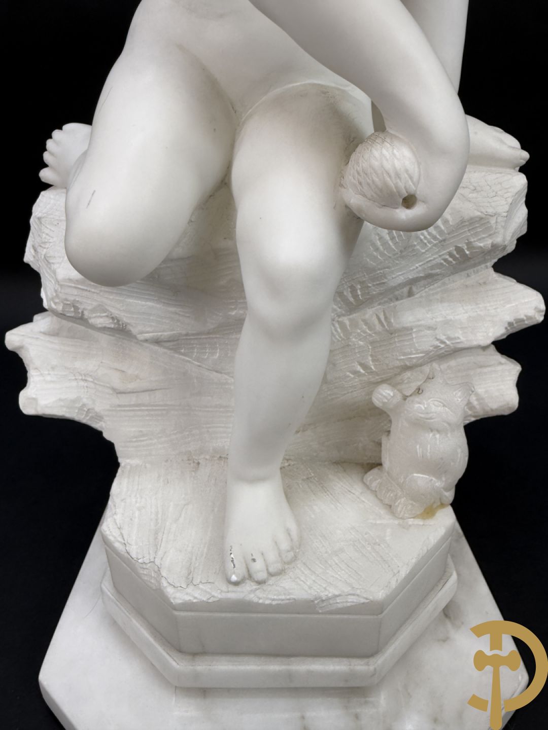 Albast beeld met meisje met poes en lamp