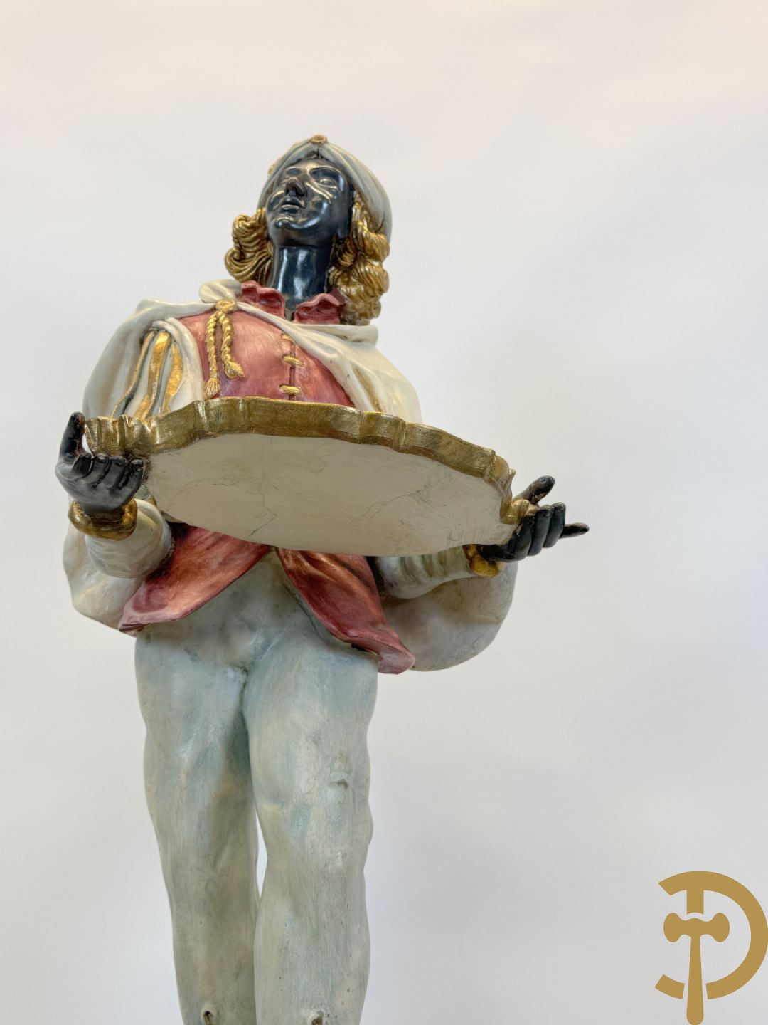 Gepolychromeerde staande moor in Victoriaanse kledij, met opdienschaal, op sokkel - Italiaans