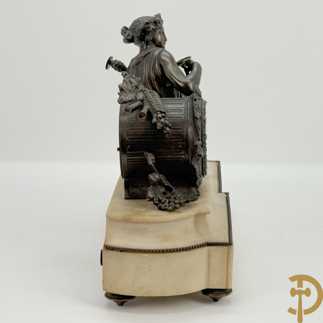 Kunstbronzen pendule liggende dame met beker op marmeren sokkel