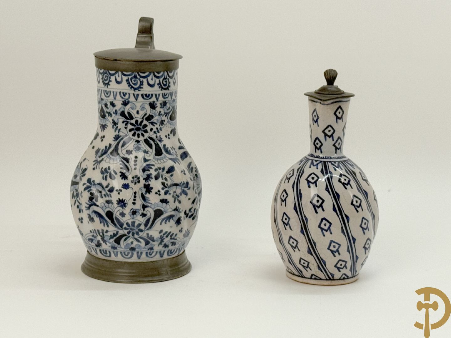 Delftse schenkkan met beschilderd bloemendecor en tinnen deksel + schenkkan in Delftse stijl, gemerkt onderaan BFK 66