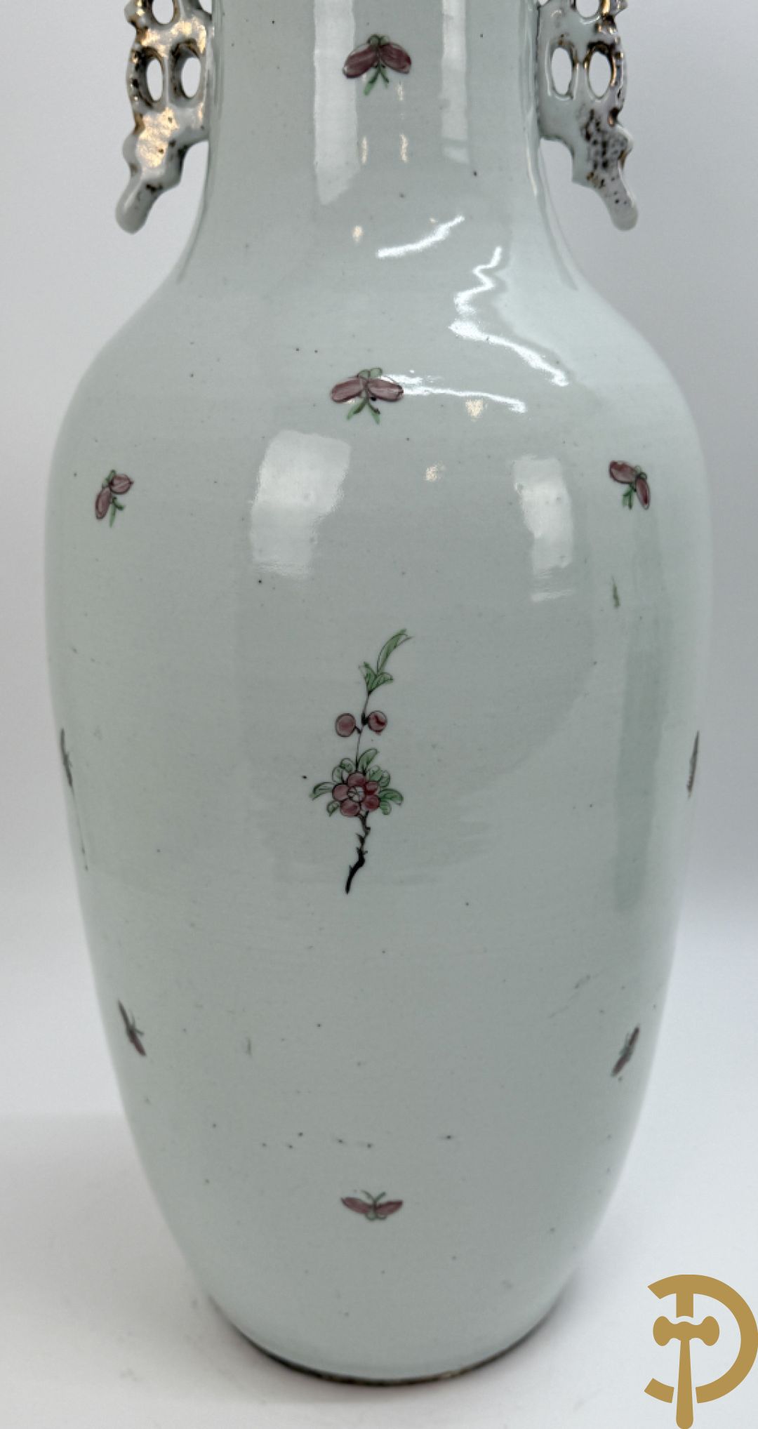 Chinese porseleinen vaas met decor van takken en vogels + Chinese porseleinen vaas met bloemendecor