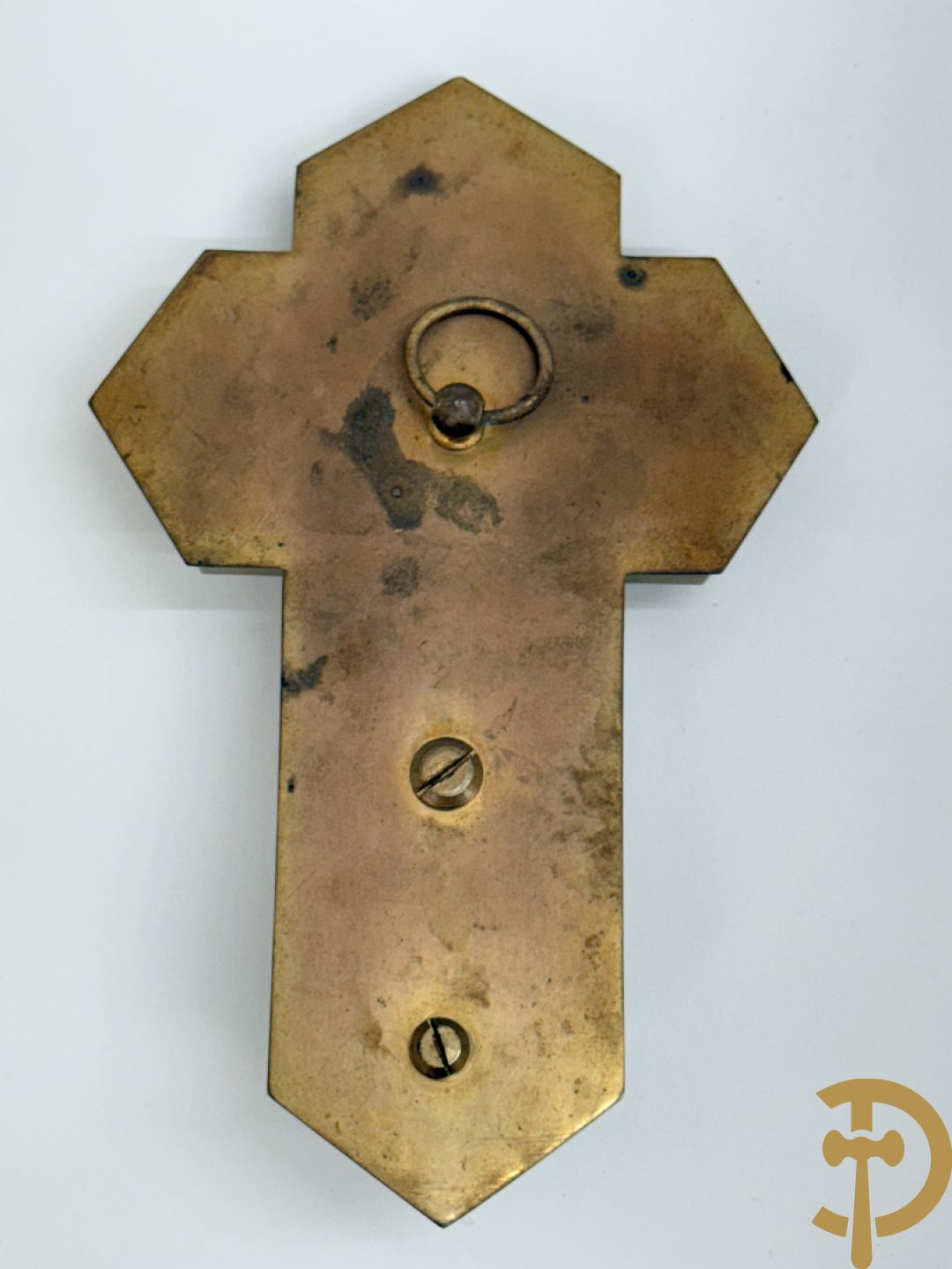 Twee wijwatervaten in cloisonétechniek op albast achtergrond