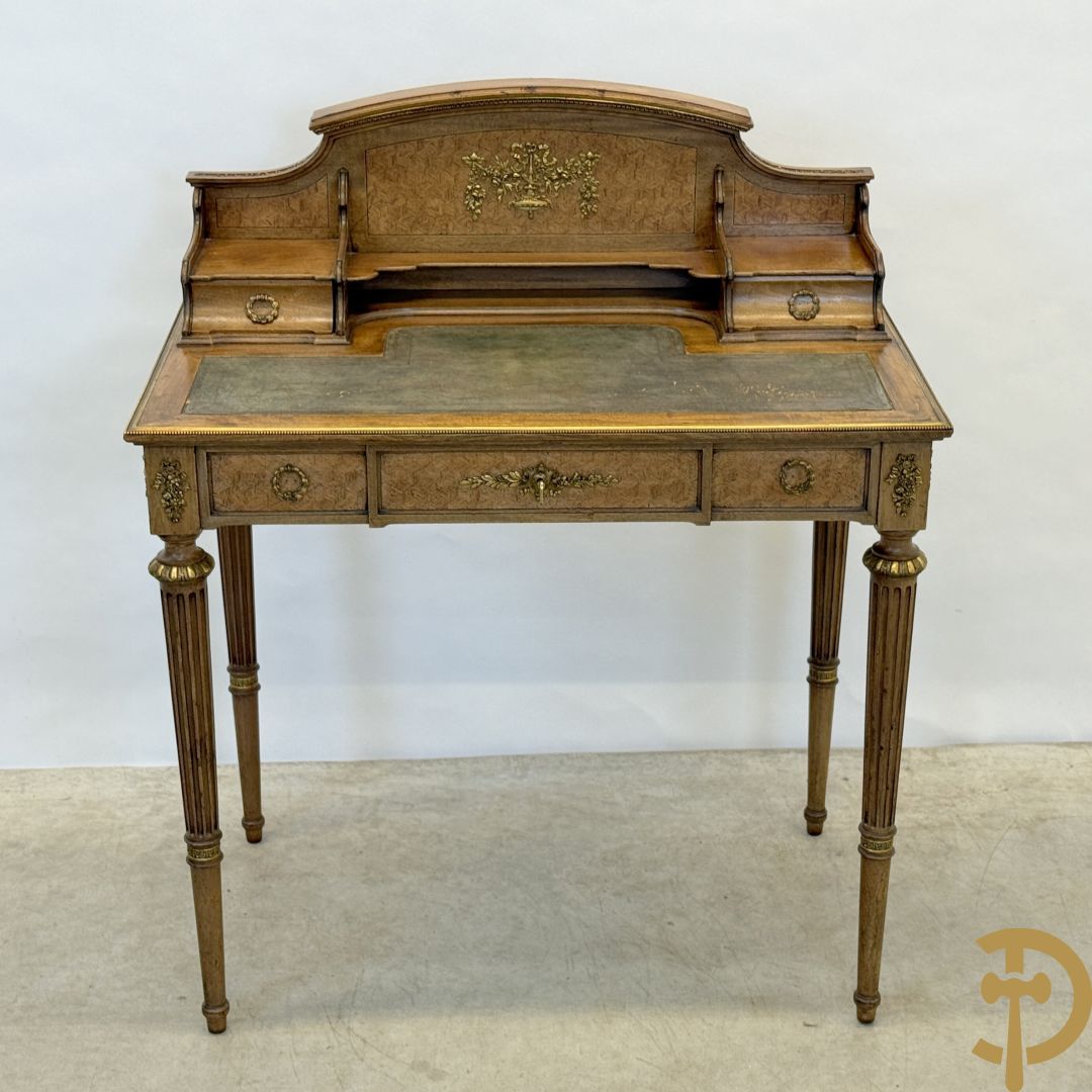Frans notelaren damesschrijfbureel met marketterie, bronsbeslag, lederen blad, grote lade onderaan en 2 kleine lades boven, 19e