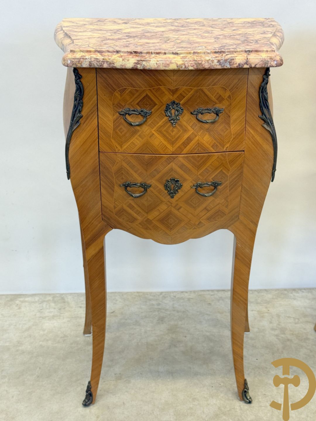 Paar notelaren bijzetkastjes met 2 lades en bezet met bronsbeslag, bovenaan met marmeren blad, op voluutvormige poten