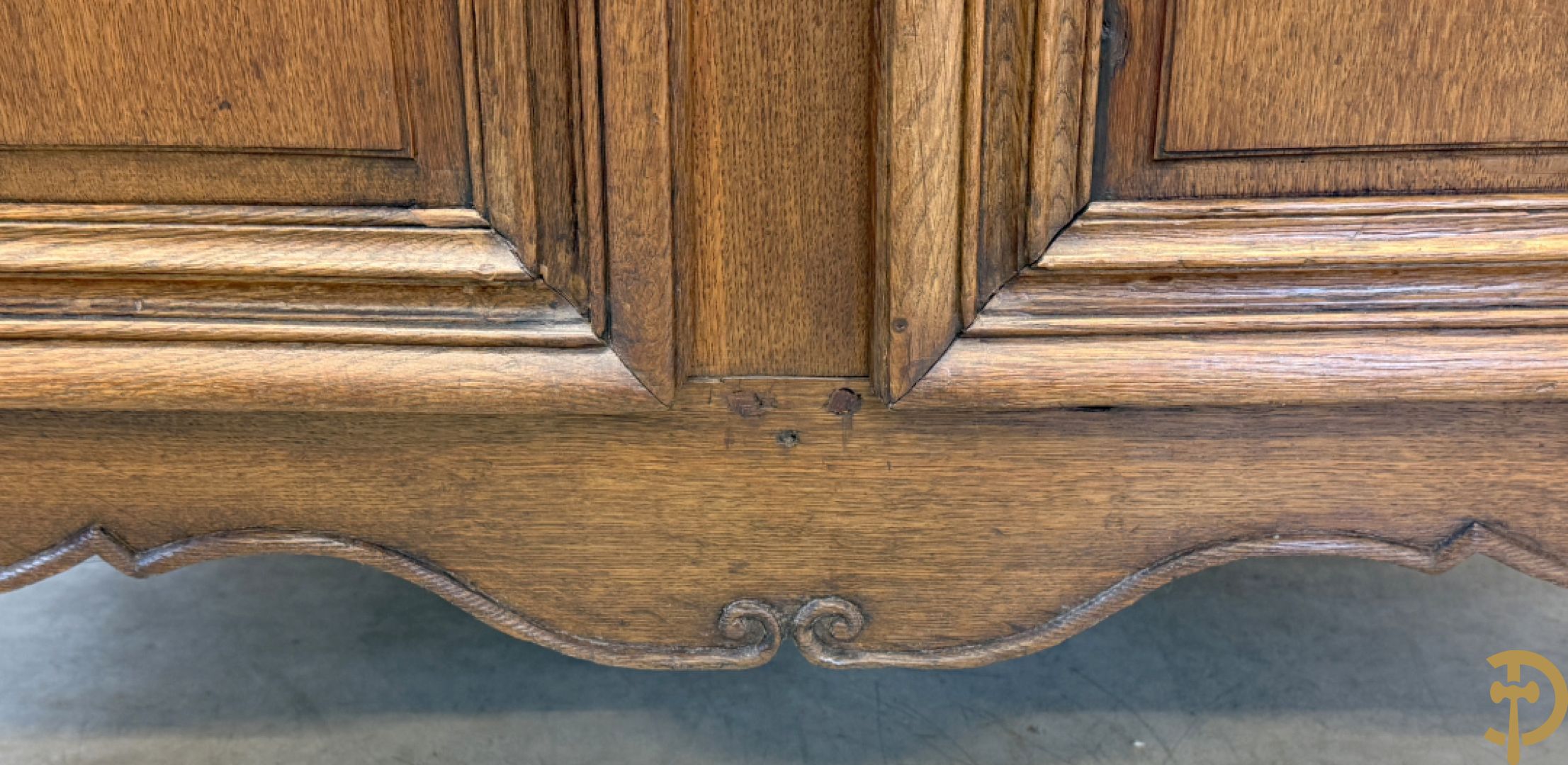 Massief eiken Vlaamse tweedeursdresse met 2 lades, afgestoken panelen en voluutvormige poten, 18e