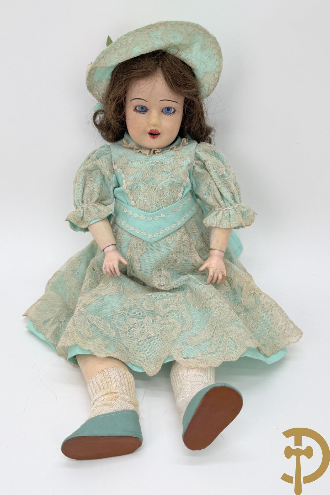 Oude pop met papier maché ledematen, gemerkt K R36/.728 + oude pop met papier maché ledematen en kantelbare oogjes + oude pop in papier maché, gemerkt Unis France 301 + oude pop in papier maché, onleesbaar gemerkt + hedendaagse pop met porseleinen ledematen + losse kleertjes