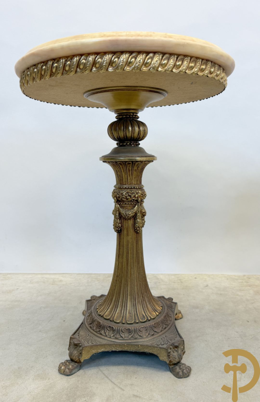 Drie cigognetafels met onix marmeren blad op koperen voluutvormige poten + 2 bijzettafeltjes op koperen voet