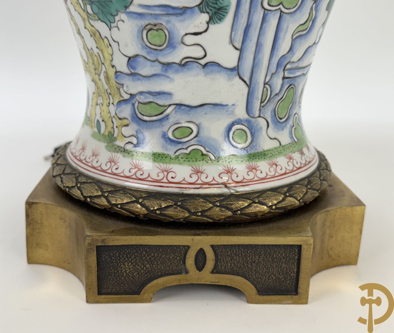 Porseleinen vaas met decor van vogels en pioenrozen, Samson, gemonteerd als lampadaire