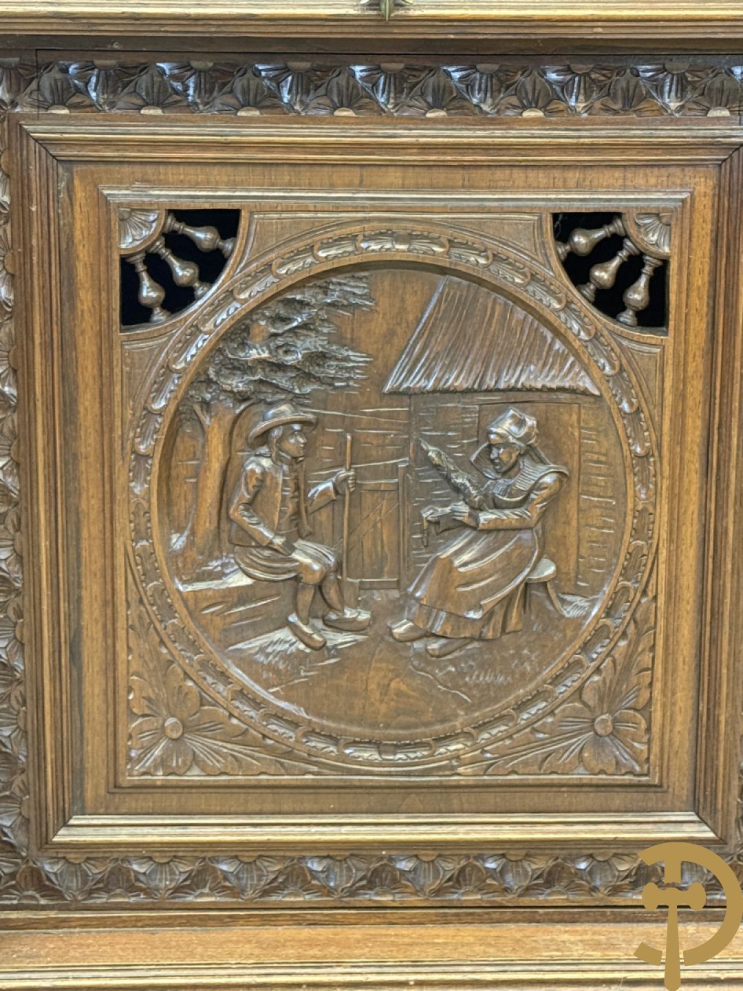 Massief eiken Bretoense eetkamer bestaande uit buffet met 3 deuren boven, 2 deuren onder, lades midden en gesculpteerde geanimeerde scènes + desserte + uittrekbare tafel + 6 stoelen + extra allonge