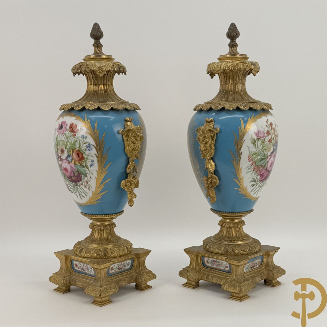 Driedelige bronzen Franse garnituur bezet met cupido